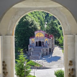 Арката на манастира -изглед към храма