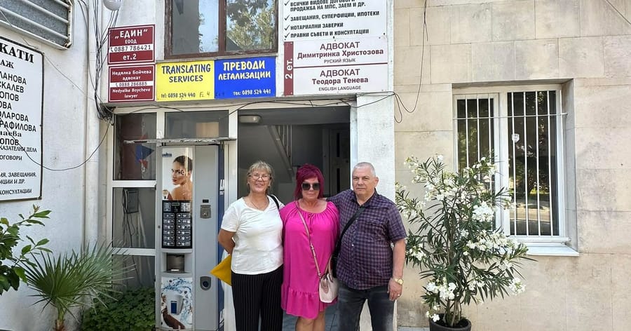 📸 Разгледайте галерията с щастливите моменти от предаването на имоти и отзивите на нашите доволни собственици.