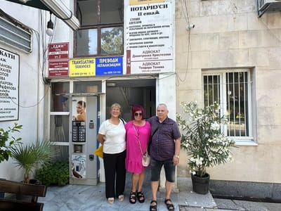 📸 Разгледайте галерията с щастливите моменти от предаването на имоти и отзивите на нашите доволни собственици.