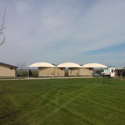 Отдалечен план на куполен сенник за паркинг зона