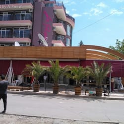 Завършена пергола към хотел La Piazza, Слънчев бряг – облицована конструкция с изчистен силует и модерно присъствие в крайморската среда.