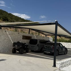 Πλευρική όψη ελαφριάς μεταλλικής κατασκευής με υφασμάτινες μεμβράνες, που καλύπτει χώρο στάθμευσης σε ιδιωτική ιδιοκτησία στα περίχωρα της Νέας Περάμου.