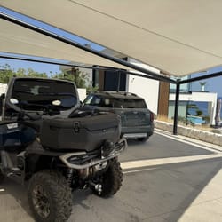 Θέα από κάτω προς σκίαστρο με ύφασμα Sunworker, που προσφέρει φως και προστασία από τον ήλιο