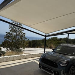 Σκίαστρο με ύφασμα Sunworker, φωτογραφημένο από κάτω με φόντο θαλάσσιο τοπίο