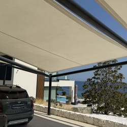  Ύφασμα Sunworker με θέα μοντέρνο κτίριο και θαλάσσιο ορίζοντα