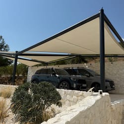 Σκίαστρο στάθμευσης με ύφασμα Sunworker, τοποθετημένο σε ελαφριά μεταλλική κατασκευή, ορατό από απόσταση